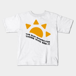 The sun shines for those who see it motivation quote Kids T-Shirt